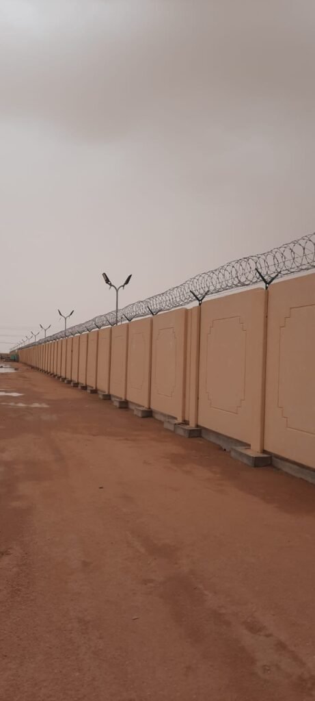 مقاول تركيب أسلاك شاكة فوق الاسوار في الرياض